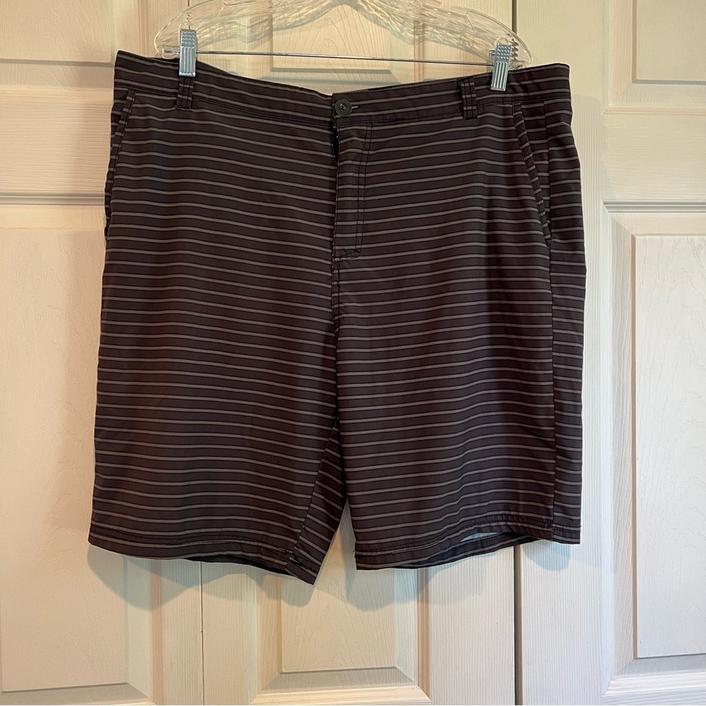 🩷 Han Ton Men’s Gray and White Amphibian Shorts / Board Shorts - 38.